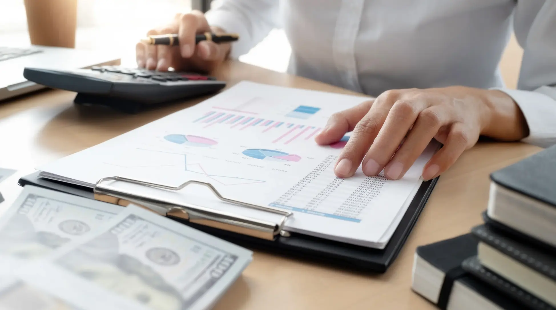 抖音收入解密的封面图,展示创作者如何通过流量、带货与广告实现变现的收入结构。