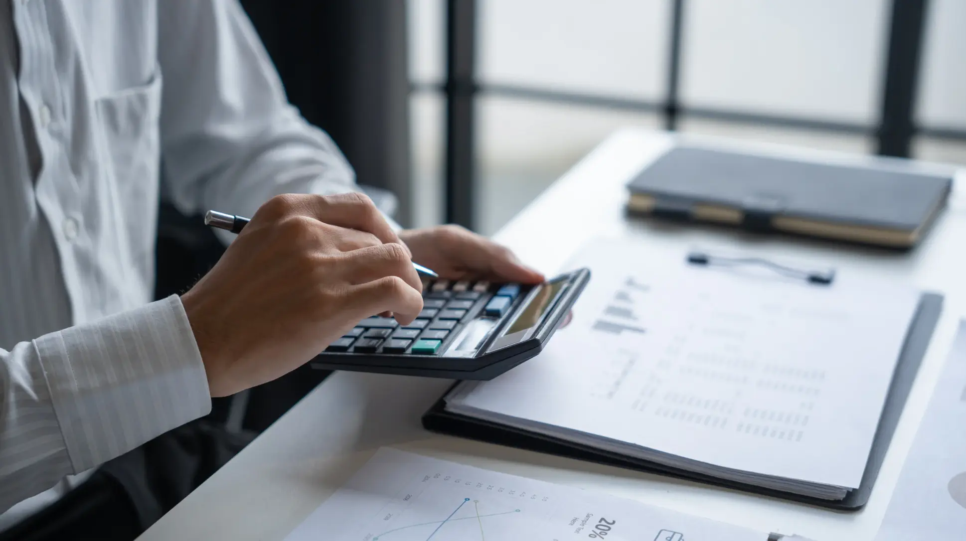 税务相关主题的封面图,展示创作者在收入、申报和合规方面需要了解的税务知识。