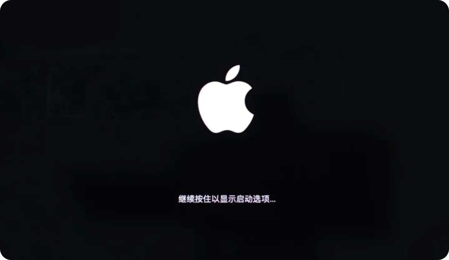 Mac 进入恢复模式 (Recovery Mode) 的图示，展示如何启动 Mac 进入恢复模式的详细步骤。